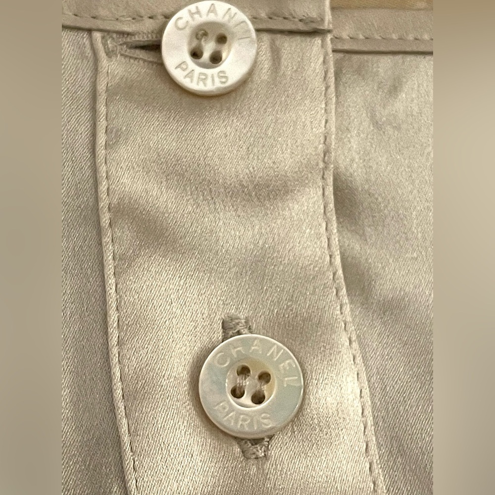 CHANEL Silk Cream Tuck Pleat Short Sleeve Top, Pearlescent Chanel buttons - Picture 5 of 10